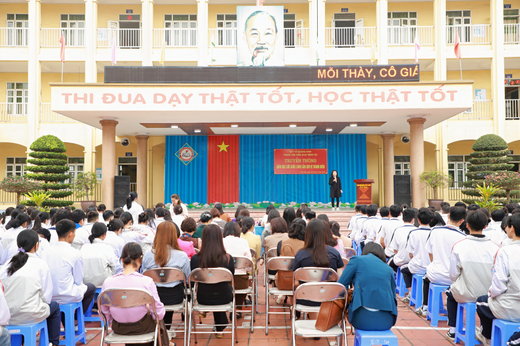 CDC Quảng Ninh truyền thông giáo dục sức khoẻ sinh sản vị thành niên tại trường THCS Thống Nhất (TP Cẩm Phả).