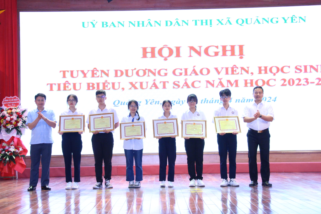 Lãnh đạo thị xã Quảng Yên khen thưởng các em học sinh đạt giải cao trong các kỳ thi học sinh giỏi năm học 2023-2024.