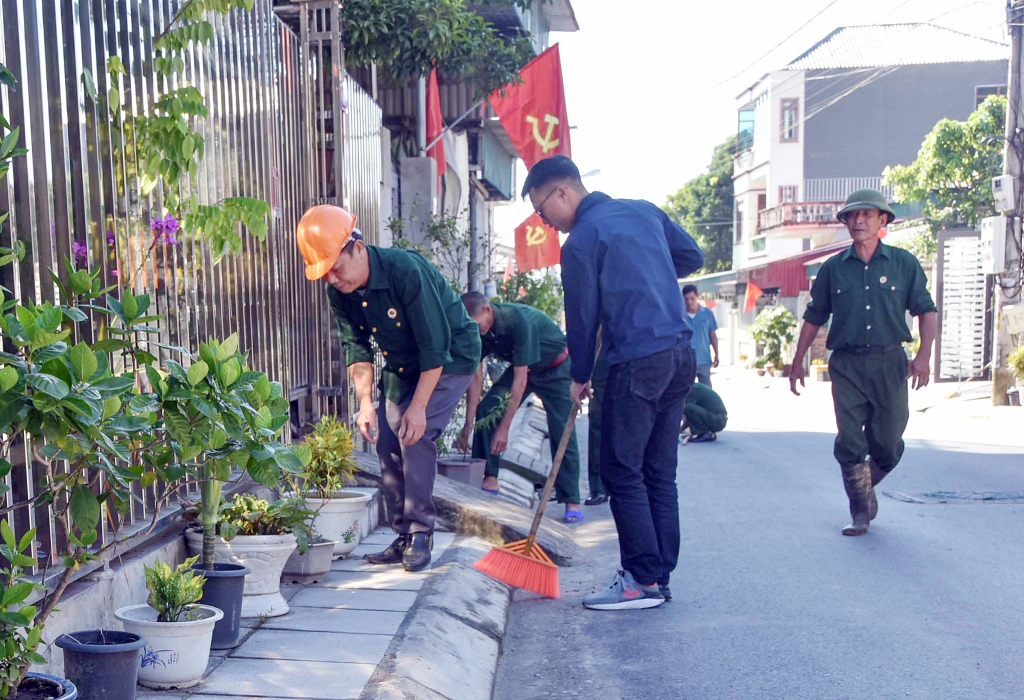 Hội viên CCB xã Đông Xá (huyện Vân Đồn) cùng nhân dân tham gia dọn vệ sinh môi trường, chỉnh trang tuyến đường dân sinh tại thôn Đông Hải.