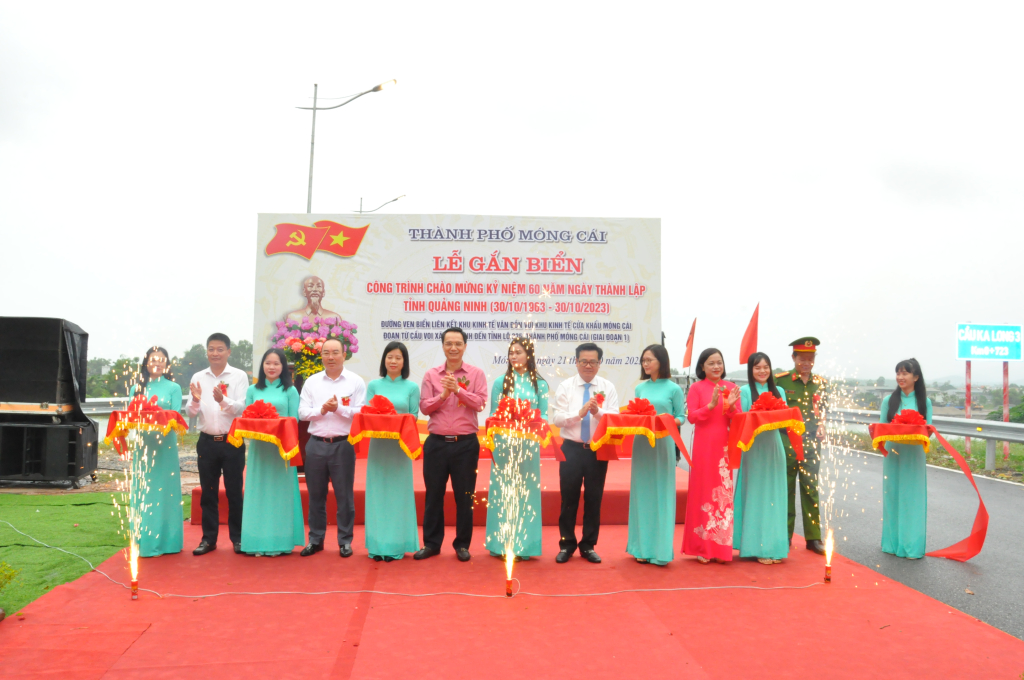 TP Móng Cái tổ chức gắn biển công trình dịp Kỷ niệm 60 năm Ngày thành lập tỉnh