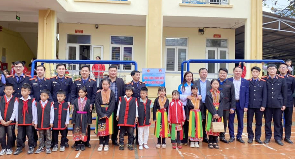 Thành đoàn Hạ Long trao công trình sân chơi cho các em học sinh Trường TH&THCS Đồng Lâm I, 