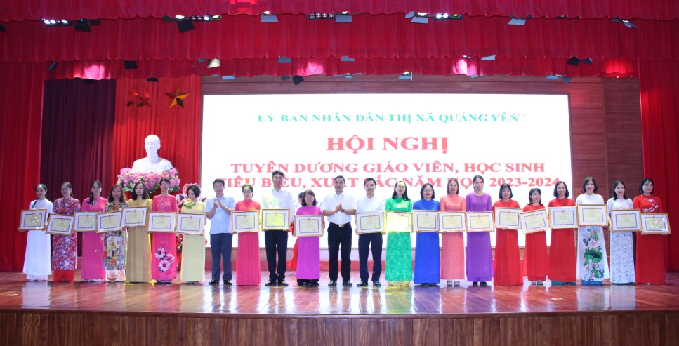 Lãnh đạo TX Quảng Yên trao giấy khen cho các thầy cô giáo đạt thành tích xuất sắc trong giảng dạy và ôn thi học sinh giỏi năm học 2023-2024.
