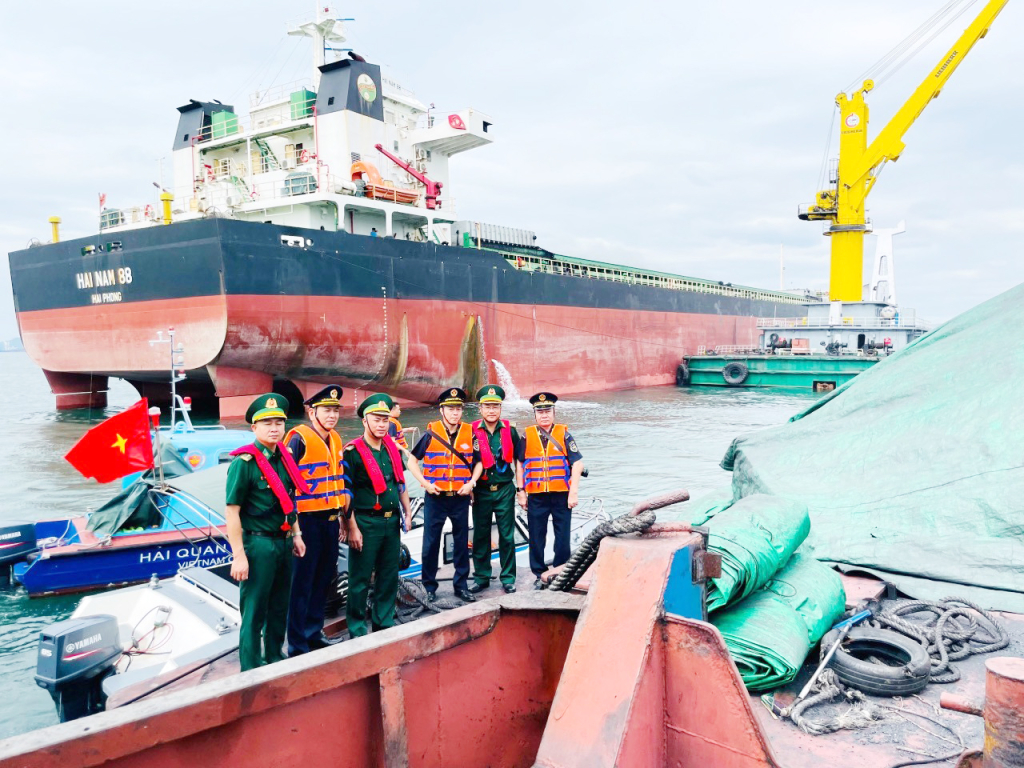 ĐVTN Trạm Kiểm soát BP cửa khẩu cảng Cẩm Phả phối hợp kiểm tra, kiểm soát phương tiện ra vào cảng.