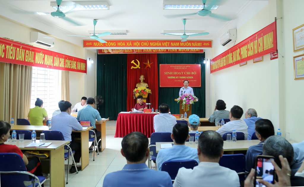 Đồng chí Nguyễn Xuân Ký, Ủy viên Trung ương Đảng, Bí thư Tỉnh ủy, Chủ tịch HĐND tỉnh dự sinh hoạt thường kỳ với Chi bộ khu 2B (phường Cao Thắng, TP Hạ Long).