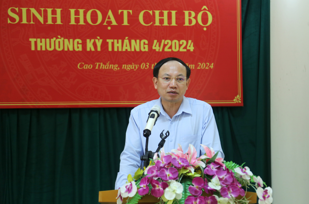 Đồng chí Nguyễn Xuân Ký, Ủy viên Trung ương Đảng, Bí thư Tỉnh ủy, Chủ tịch HĐND tỉnh phát biểu tại buổi sinh hoạt chi bộ.