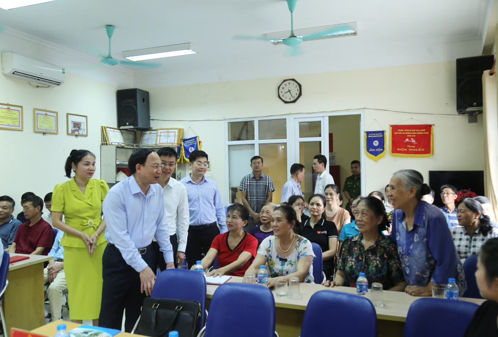 Đồng chí Bí thư Tỉnh ủy trò chuyện với các đảng viên của Chi bộ khu 2B phường Cao Thắng, TP Hạ Long.