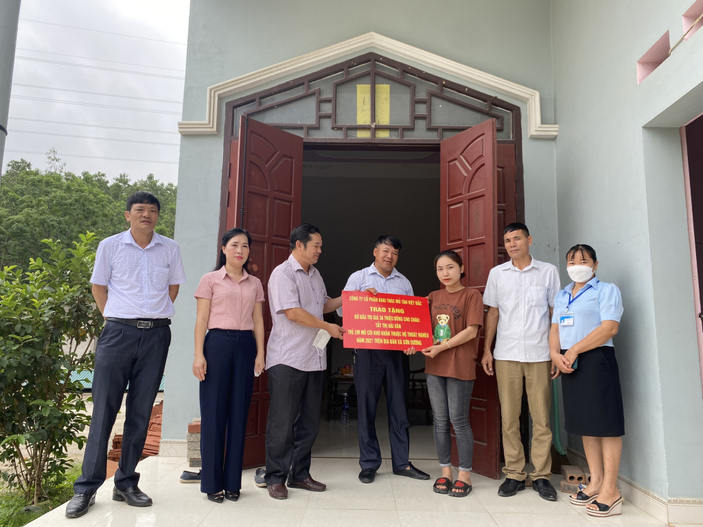 Hải Vân được Công ty CP Khai thác mỏ Tân Việt Bắc đỡ đầu với mức 1 triệu đồng/tháng trong 3 năm 
