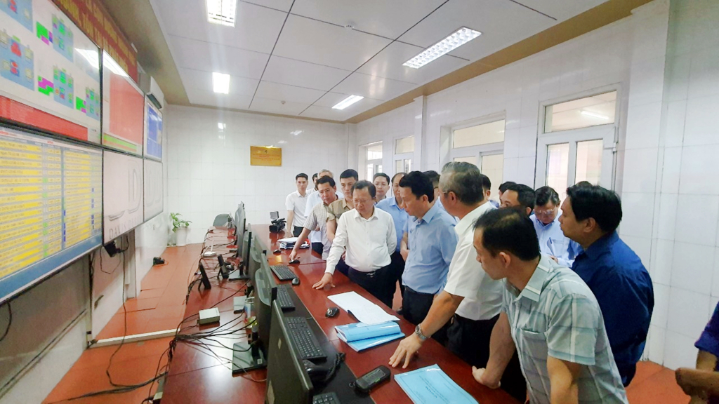 Bộ trưởng Bộ Tài nguyên & Môi trường và đồng chí Cao Tường Huy, Chủ tịch UBND tỉnh Quảng Ninh kiểm tra hệ thống kiểm soát khí mỏ của Công ty Than Thống Nhất