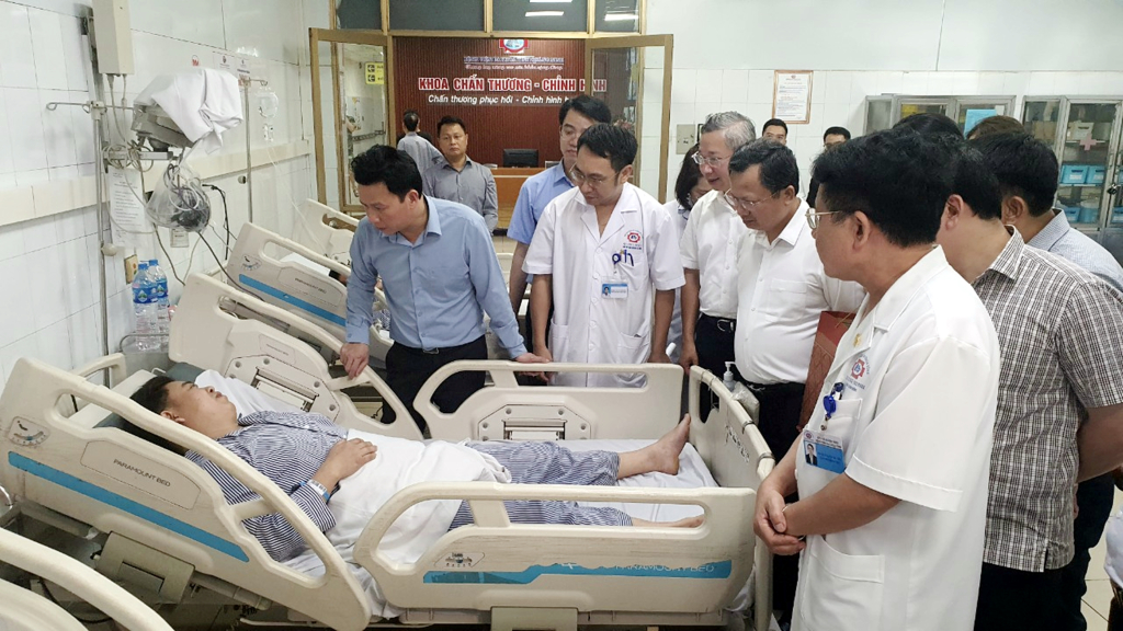 Bộ trưởng Bộ Tài nguyên & Môi trường Đặng Quốc Khánh và đồng chí Cao Tường Huy, Chủ tịch UBND tỉnh Quảng Ninh đến thăm công nhân bị thương đang được theo dõi, điều trị sức khỏe tại Bệnh viện Đa khoa tỉnh Quảng Ninh