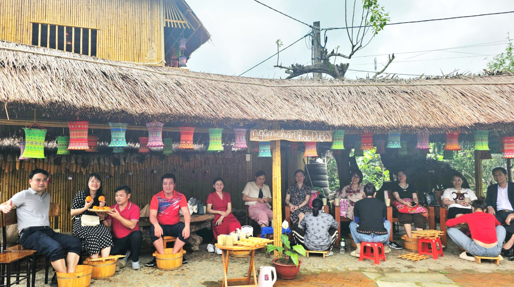 Du khách trải nghiệm dịch vụ ngâm chân lá thuốc tại mô hình du lịch cộng đồng người Dao Thanh Y xã Thượng Yên Công.