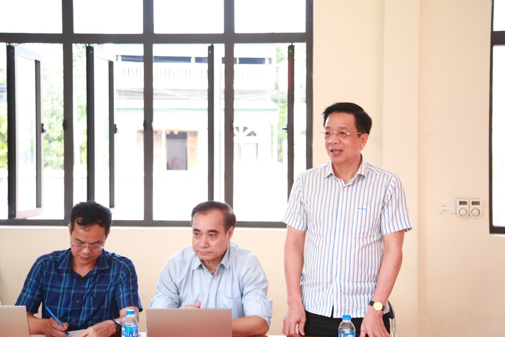Đồng chí Nguyễn Văn Hồi, Ủy viên BTV, Trưởng Ban Dân vận Tỉnh ủy, Chủ tịch UBMTTQ tỉnh phát biểu tại buổi sinh hoạt chi bộ.