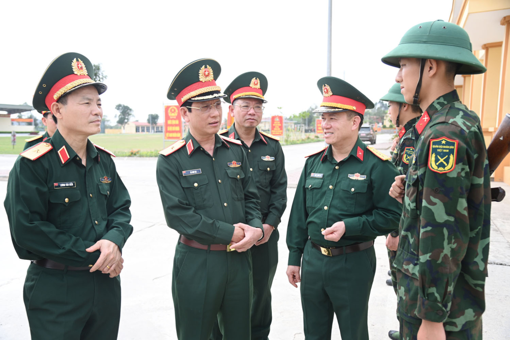Thiếu tướng Hà Như Lợi, Phó Chủ nhiệm Tổng cục Hậu cần; Thiếu tướng Lương Văn Kiểm, Phó Tư lệnh Quân khu 3, cùng lãnh đạo Bộ CHQS tỉnh kiểm tra công tác bảo đảm hậu cần huấn luyện chiến sĩ mới tại Trung đoàn 244.