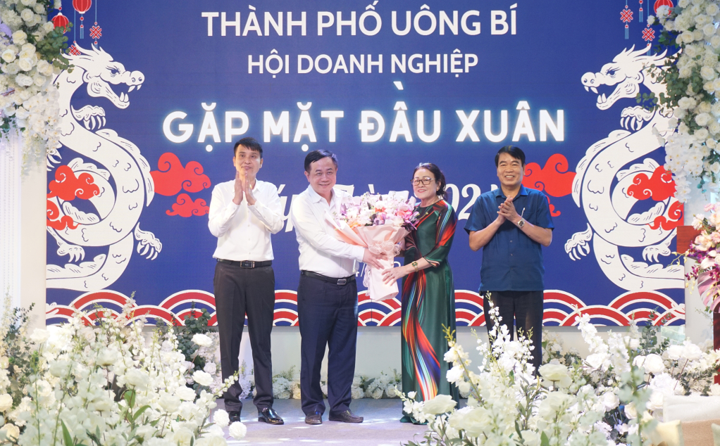 Bí thư Thành uỷ Uông Bí Mai Vũ Tuấn tặng hoa chúc mừng đại diện Hội Doanh nghiệp TP Uông Bí.