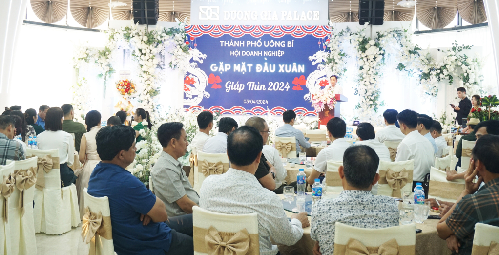 Gần 100 doanh nghiệp đại diện trên 800 doanh nghiệp trên địa bàn TP Uông Bí tham gia chương trình Gặp mặt đầu xuân 2024. 