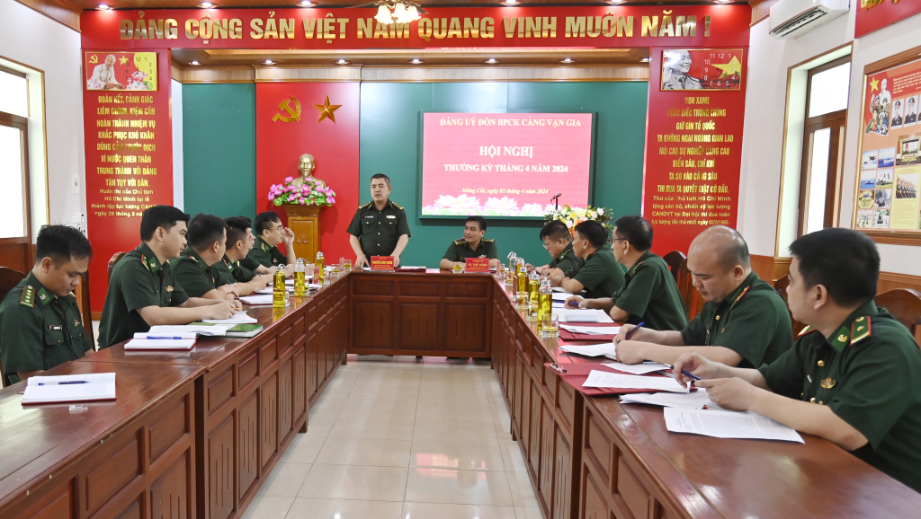 Đại tá Nguyễn Văn Thiềm, Phó Bí thư Đảng ủy, Chỉ huy trưởng BĐBP tỉnh phát biểu chỉ đạo tại buổi sinh hoạt của Đảng bộ Đồn BPCK cảng Vạn Gia.