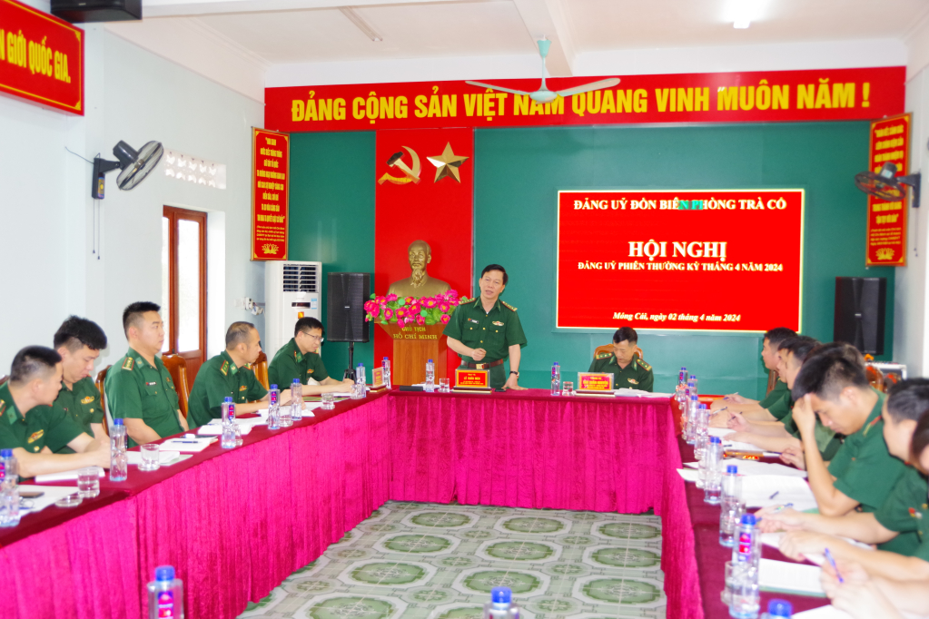 Đại tá Lê Xuân Men, Bí thư Đảng ủy, Chính ủy BĐBP tỉnh phát biểu chỉ đạo tại Đảng ủy Đồn BP Trà Cổ.