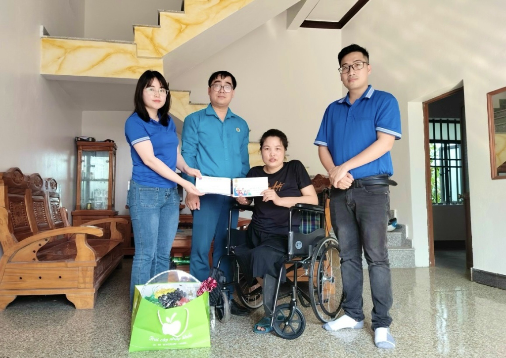 Liên đoàn Lao động huyện Hải Hà và BCH Công đoàn Công ty TNHH Ecotextile đã đến thăm hỏi, động viên và trao tiền hỗ trợ cho chị Sằn Móc Lài tại xã Quảng An, huyện Đầm Hà.