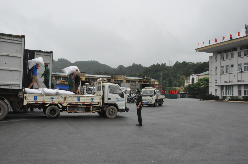 Hoạt động xuất nhập khẩu tại Cửa khẩu Bác Phong Sinh, tạo việc làm cho nhiều lao động xã Quảng Đức
