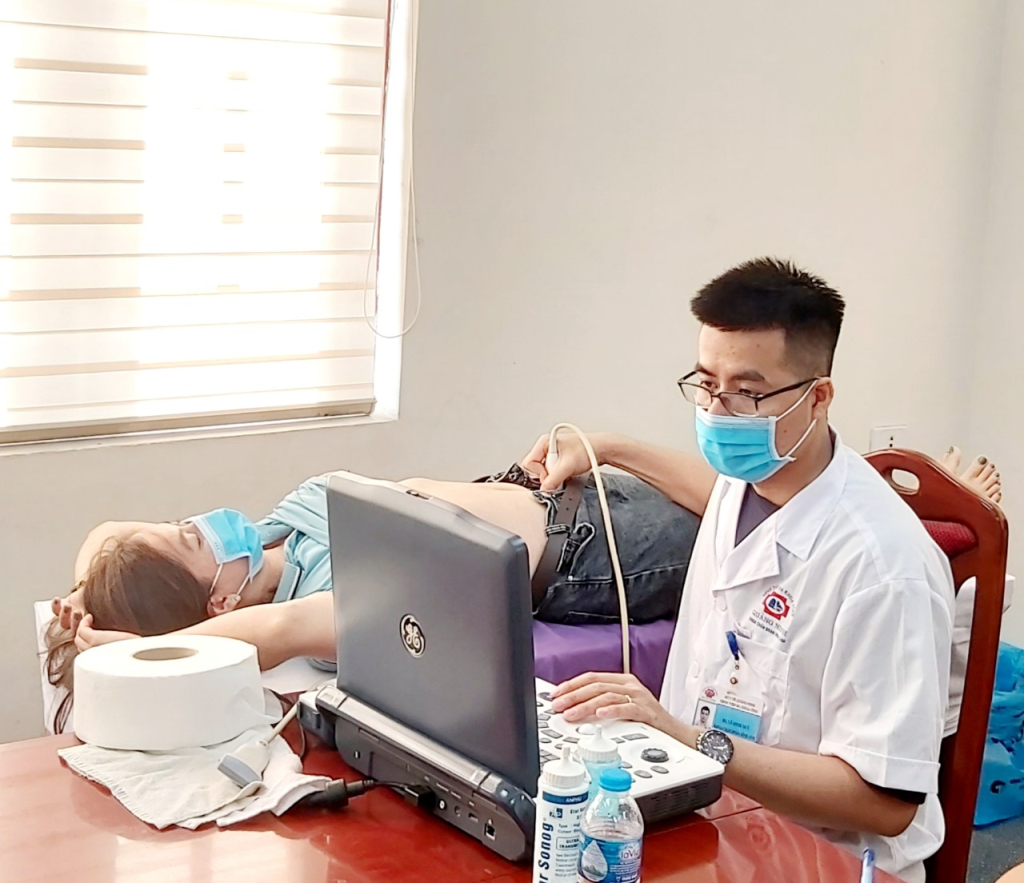 Bác sĩ Bệnh viện đa khoa tỉnh Quảng Ninh siêu âm cho CNLĐ Quảng Yên thông qua Mô hình Sức khỏe của bạn.