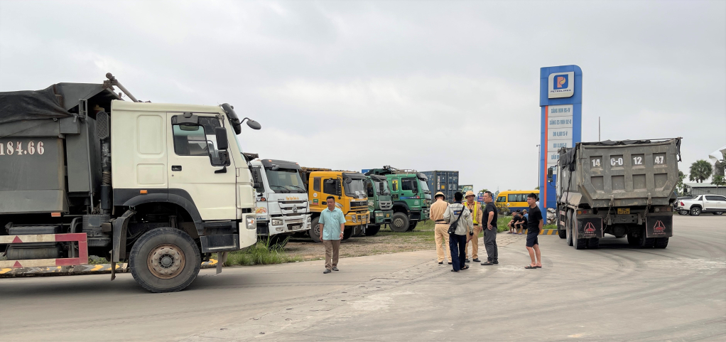 Sáng ngày 4/4, tiến hành TTKS trên tất cả các tuyến đường thuộc địa bàn TX Quảng Yên, lực lượng liên ngành đã dừng kiểm tra 100 phương tiện vận chuyển vật liệu.