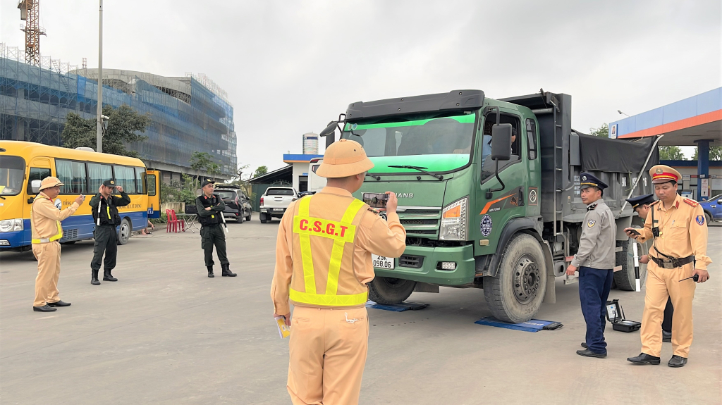 Phối hợp với Trạm kiểm tra tải trọng xe, Sở GTVT, lực lượng liên ngành đã phát hiện 5 trường hợp xe chở hàng quá tải.