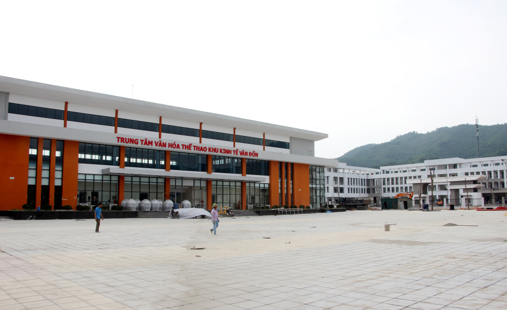 Trung tâm Văn hóa - Thể thao KKT Vân Đồn đang được hoàn thiện những khâu cuối cùng. 