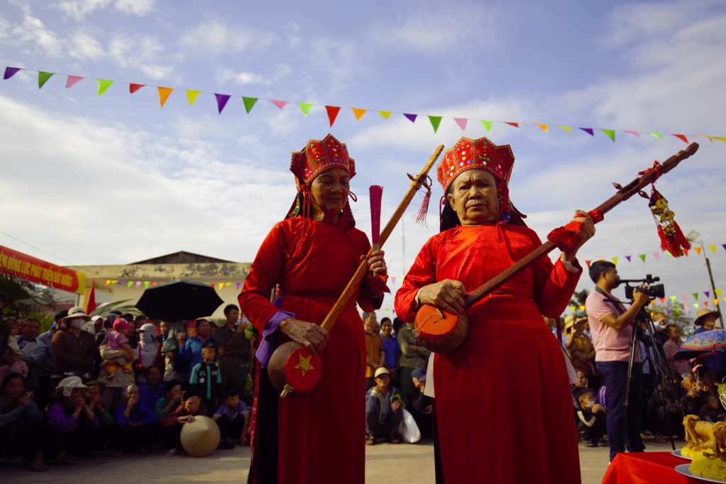 Các nghệ nhân then Bế Thị Chau (bên phải) và nghệ nhân Trần Thị Lường tái hiện nghi thức cầu an Tại Ngày hội văn hoá dân tộc Tày huyện Ba Chẽ lần thứ nhất năm 2023.
