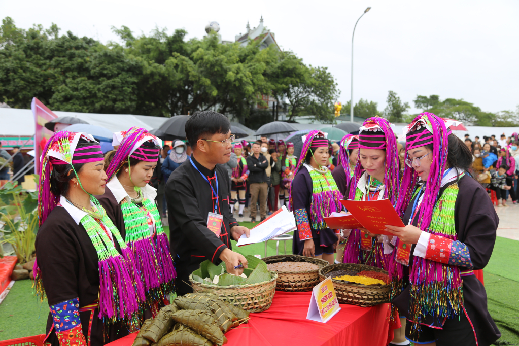 Phần thi ẩm thực tại Lễ hội Sóng Mun, xã Quảng Đức, huyện Hải Hà
