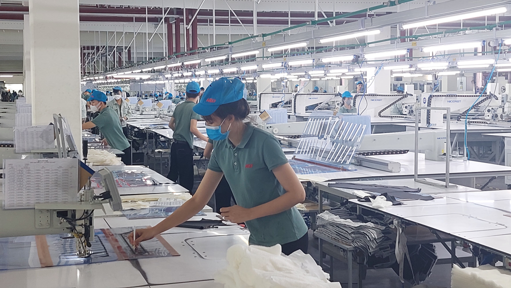 Sản xuất quần áo tại Công ty TNHH may mặc Hoa Lợi Đạt Việt Nam, KCN-Cảng biển Hải Hà