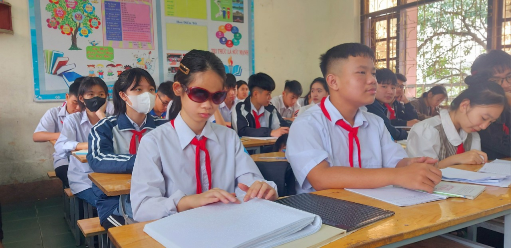 Dù bị khiếm thị, Hoàng Thị Thư luôn là một trong những học sinh chăm chỉ nhất của lớp 9D3, Trường THCS Hồng Thái Tây