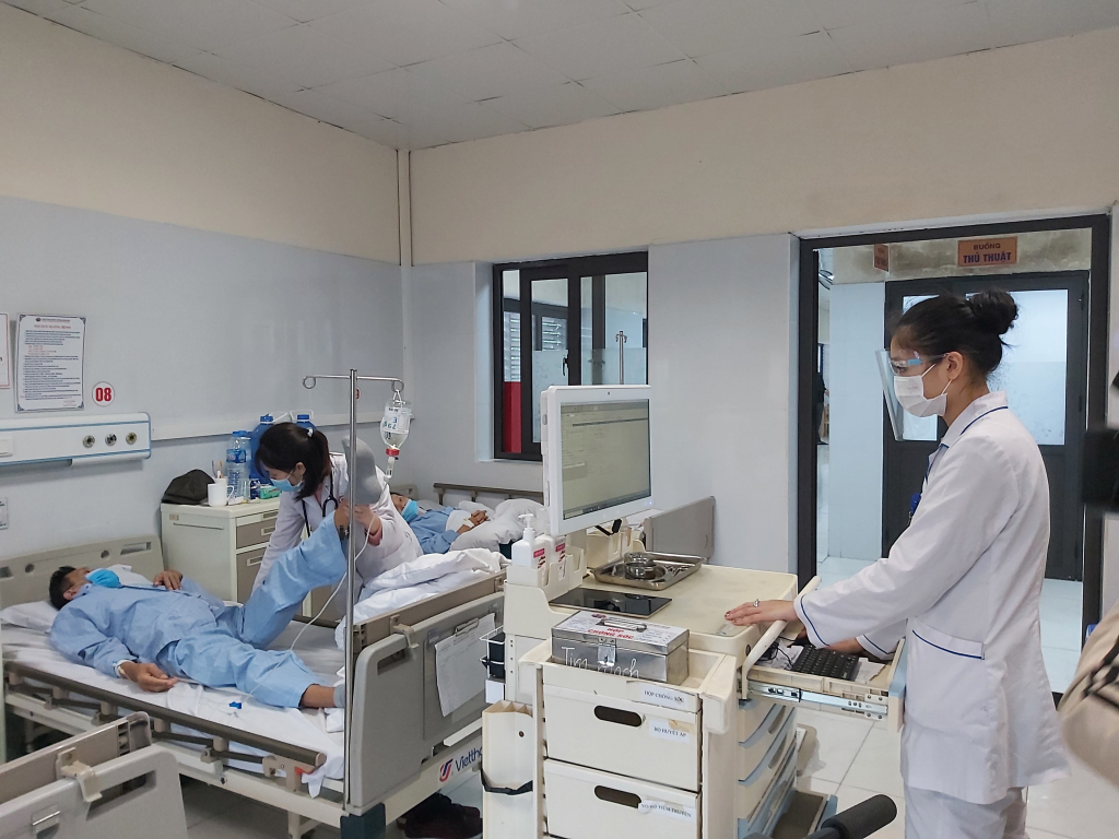 Y tá Bệnh viện Đa khoa tỉnh lấy thông tin chỉ định của bác sĩ  trên xe tiêm thông minh để cấp phát thuốc và tiêm cho bệnh nhân.