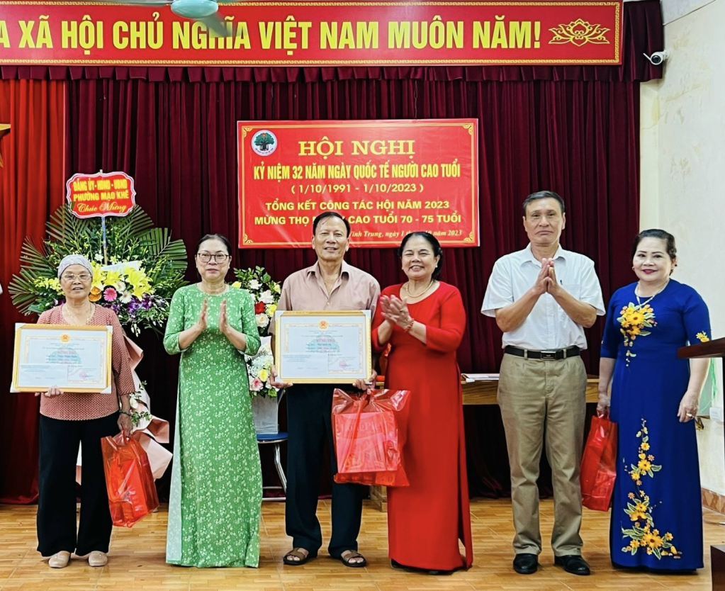 Bà Phạm Thị Thường trao quà nhân kỉ niệm 32 năm ngày quốc tế người cao tuổi. 