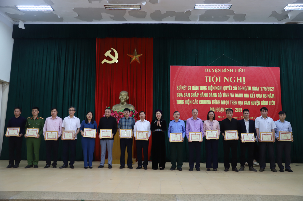 32 tập thể có thành tích xuất sắc trong thực hiện xây dựng huyện Bình Liêu đạt chuẩn NTM năm 2023 được khen thưởng.