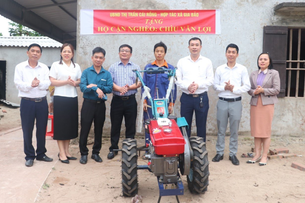 UBND thị trấn Cái Rồng phối hợp với Hợp tác xã Gia Bảo trao tặng 01 máy cày, trị giá 20 triệu đồng cho gia đình anh Chìu Văn Lợi, xã Đài Xuyên.