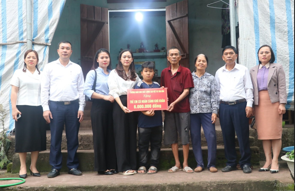 UBND thị trấn Cái Rồng phối hợp với trường Mầm Non Chất lượng cao Việt Úc trao tặng 6 triệu đồng cho cháu Hòa Quang Quý, xã Đài Xuyên.