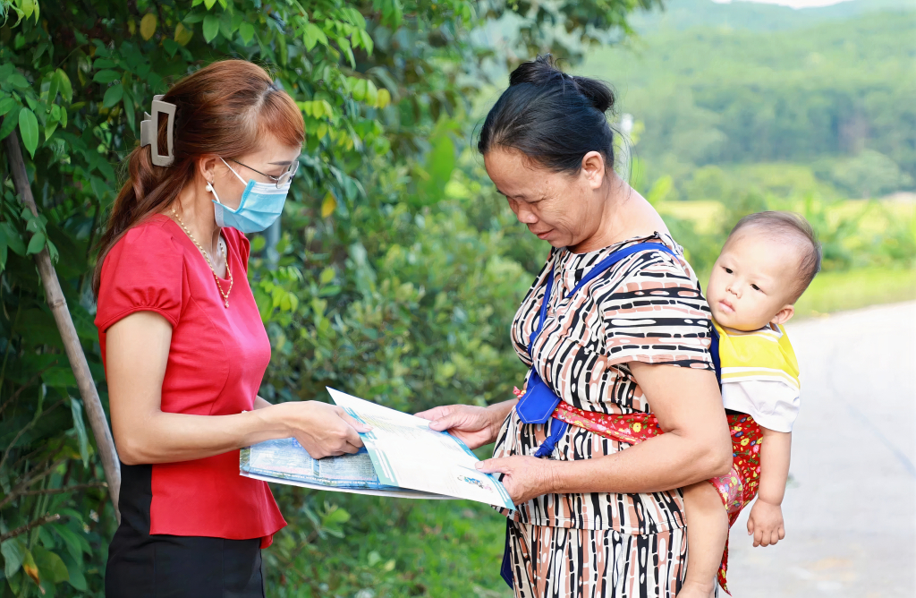 Cán bộ dân số xã Quảng Lâm (huyện Đầm Hà) tuyên truyền về KHHGĐ, các biện pháp tránh thai an toàn, hiện đại cho phụ nữ trên địa bàn.