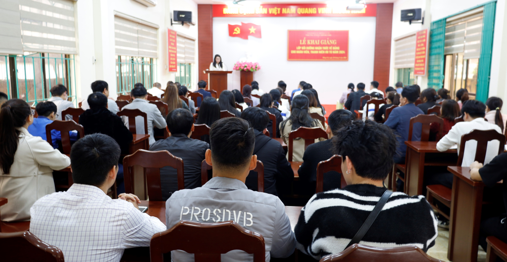 Trung tâm chính trị TP Móng Cái tổ chức Khai giảng lớp Bồi dưỡng nhận thức về Đảng cho đoàn viên, thanh niên ưu tú, năm 2024. Ảnh: Trung tâm TT&VH Móng Cái
