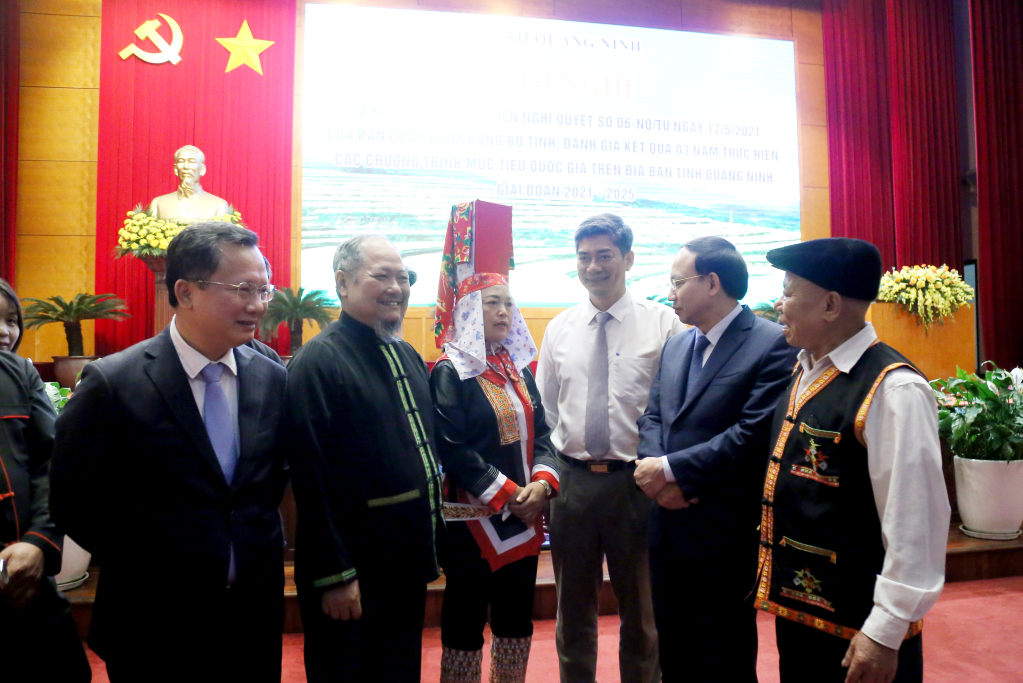 Các đồng chí lãnh đạo Trung ương, tỉnh Quảng Ninh trò chuyện với nhân dân.