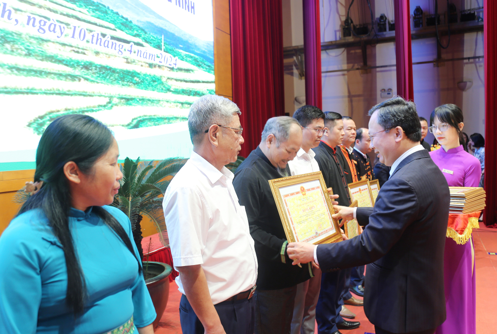 Đồng chí Cao Tường Huy, Phó Bí thư Tỉnh ủy, Chủ tịch UBND tỉnh, trao Bằng khen của UBND tỉnh cho các cá nhân.