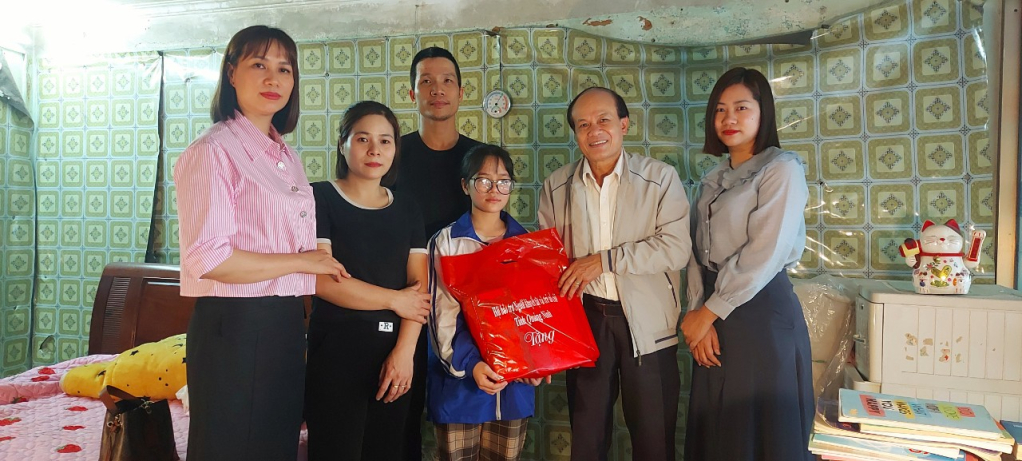 Dù mồ côi cha mẹ, em Bùi Vân Trang vẫn sống trong sự yêu thương, đùm bọc của người thân và cộng đồng xã hội