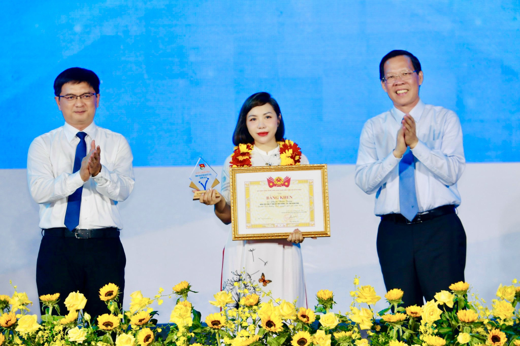 Chị Phạm Thiên Trang vinh dự được Trung ương Đoàn TNCS Hồ Chí Minh trao tặng “Giải thưởng tình nguyện Quốc gia năm 2023”. Ảnh: Nhân vật cung cấp