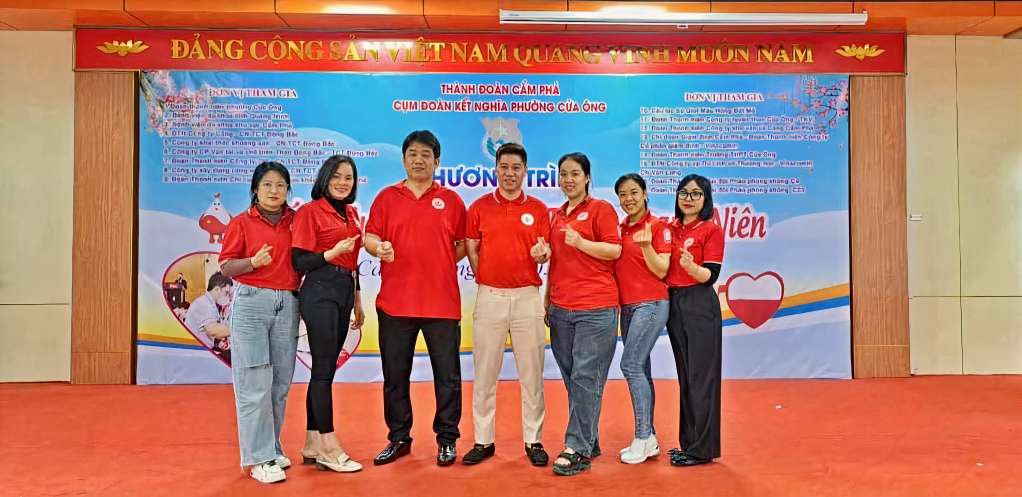 Chị Phạm Thiên Trang tham gia hoạt động hiến máu tình nguyện.