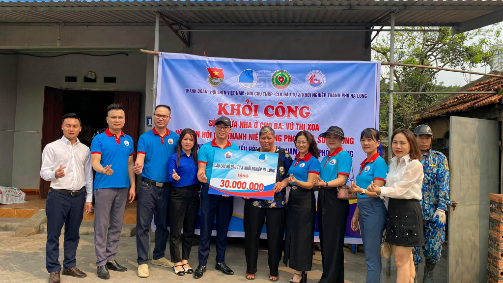 Thành đoàn Hạ Long trao tặng 30 triệu đồng sửa chữa nhà ở cho bà Vũ Thị Xoa- hội viên Hội cựu TNXP có hoàn cảnh khó khăn trên địa bàn xã Sơn Dương (TP Hạ Long).