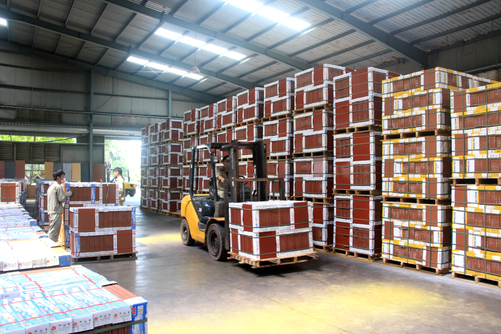 Sản xuất gạch ngói tại Tổ hợp Gốm Đất Việt (TX Đông Triều).