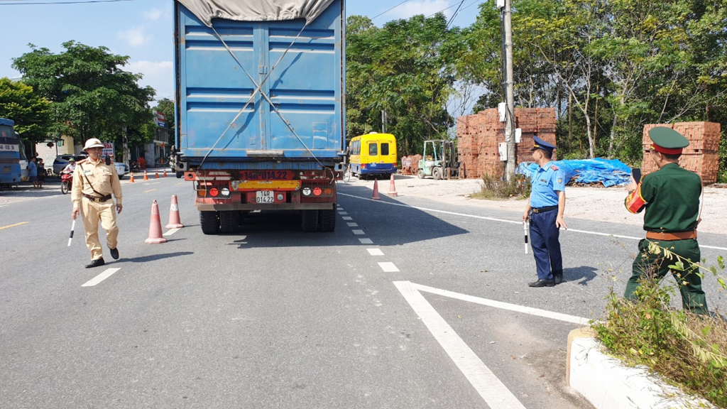 Quý I/2024, phối hợp với lực lượng CSGT, Trạm KTTX Quảng Ninh,  Thanh tra sở GTVT đã xử lý 90 phương tiện chở hàng hóa vi phạm kích thước thành thùng, quá tải.
