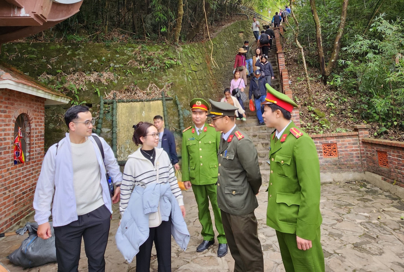 Lực lượng công an tỉnh Quảng Ninh, Công an Uông Bí trao đổi với du khách Yên Tử để nắm tình hình ANTT.