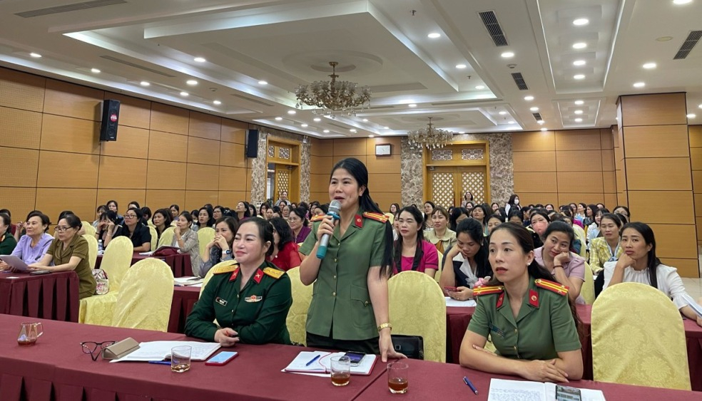 Đại biểu trao đổi, thảo luận tại hội nghị.