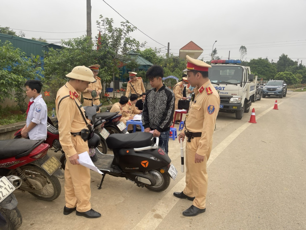 Đội CSGT Công an TP Móng Cái phối hợp với đội 3  Phòng CSGT Công an Tỉnh Quảng Ninh xử lý học sinh  vi phạm Luật giao thông tại xã Bắc Sơn.