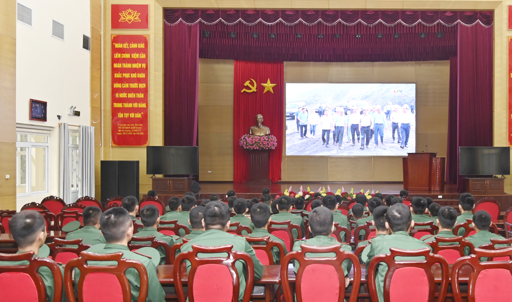 Các chiến sĩ xem phim 65 năm một chặng đường BĐBP tỉnh Quảng Ninh.