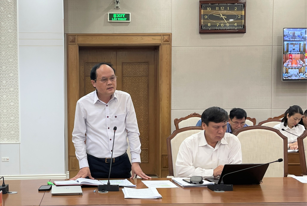 Giám đốc Sở GTVT Hoàng Quang Hải, Phó trưởng ban Thường trực Ban ATGT báo cáo kết quả công tác Quý I năm 2024.